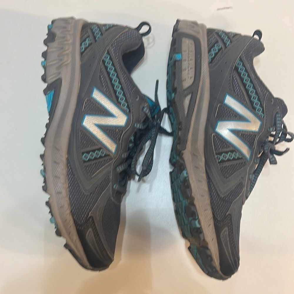New Balance women’s WT410v5 Cushioning Trail Running Shoe Runner size 8